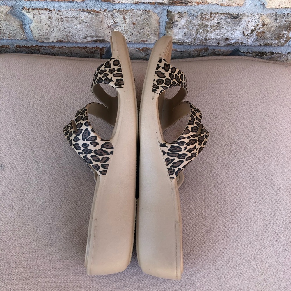 Crocs Patricia Tan Brown Leopard Wedge Slip On Sandals Women's Size 10 - Picture 4 of 13